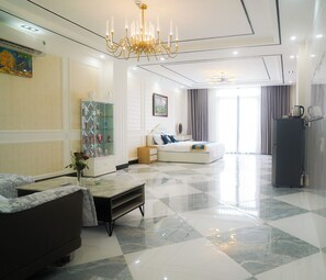 Luxury Studio Suite, Balcony, Lake View | Minibar, blackout drapes, rollaway beds, free WiFi