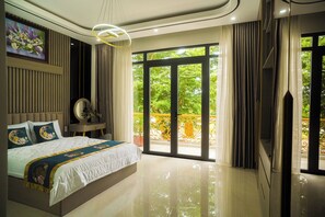 Superior eenpersoonskamer, 1 queensize bed, balkon, uitzicht op meer | Een minibar, verduisterende gordijnen, extra bedden (toeslag)