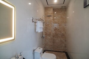 Een douche, een regendouche, een haardroger, pantoffels