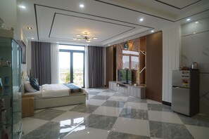 Luxe studio suite, balkon, uitzicht op meer | Een minibar, verduisterende gordijnen, extra bedden (toeslag)