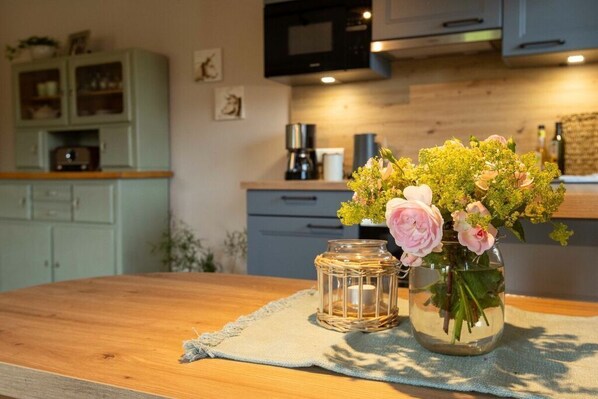 Mikroaaltouuni, liesi, kahvin-/teenkeitin, leivänpaahdin