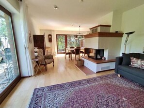 TV, fireplace