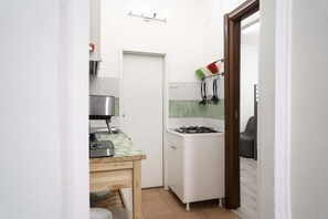 Refrigerador, microondas, parrilla de estufa y cafetera y tetera 