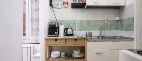 Een koelkast, een microgolfoven, een kookplaat