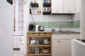 Kühlschrank, Mikrowelle, Herdplatte, Wasserkocher mit Kaffee-/Teezubehör