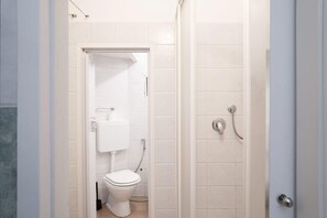 Douche, sèche-cheveux