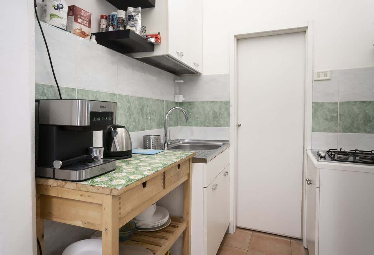 Réfrigérateur, micro-ondes, plaque de cuisson, cafetière/bouilloire