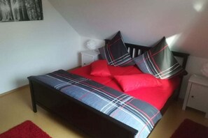 3 bedrooms, iron/ironing board, internet, bed sheets