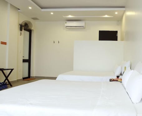 Habitación doble Deluxe, vista a la ciudad | Escritorio, espacio para trabajar con laptop y insonorización . NOBLESSE