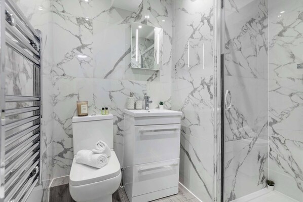 Douche, séchoir à cheveux, serviettes fournies, shampooing