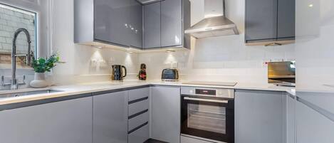 Réfrigérateur, micro-ondes, four, plaque de cuisson