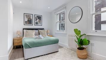 3 bedrooms, desk, iron/ironing board, travel crib