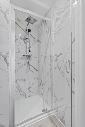 シャワー、ヘアドライヤー、タオル、石鹸