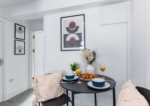 Dining - Cosy 3BR 2BA Near Regent's Park & Oxford Circus (London)