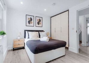 3 chambres, bureau, fer et planche à repasser, lit de bébé portatif