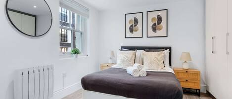 3 slaapkamers, een bureau, een strijkplank/strijkijzer, reisbedje