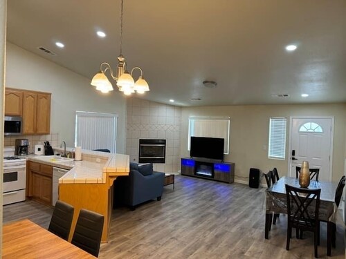 Charming 3-bedroom house with AC and WiFi in welcoming Frazier Park