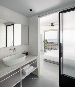 Appartement Luxe, vue mer | Salle de bain | Douche, serviettes fournies, savon, shampoing