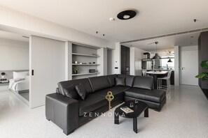 Departamento de lujo, vista al mar | Área de sala de estar | Televisión de pantalla plana 