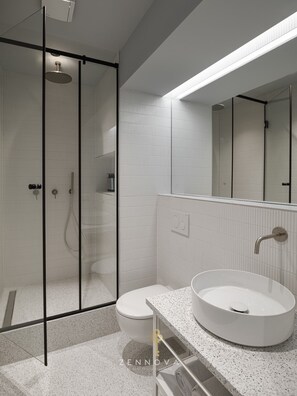 Luxe appartement, uitzicht op zee | Badkamer | Een douche, handdoeken, zeep, shampoo