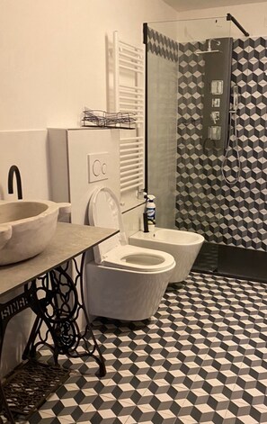 Haartrockner, Handtücher, Seife, Toilettenpapier