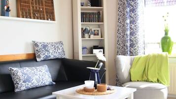 Smart-TV, DVD-Player, Bücher, Stereoanlage