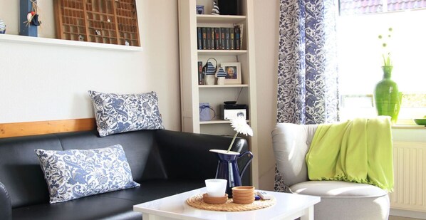 Smart-TV, DVD-spiller, bøker og stereoanlegg