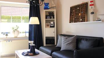 Smart-TV, DVD-Player, Bücher, Stereoanlage