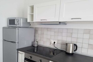Kylskåp, mikrovågsugn, ugn och spishäll