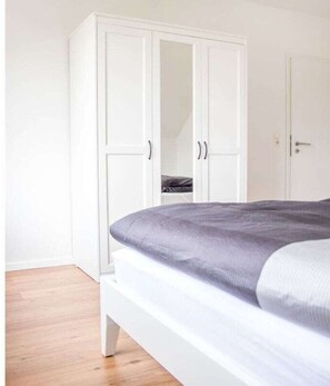 1 dormitorio, tabla de planchar con plancha, Internet y ropa de cama