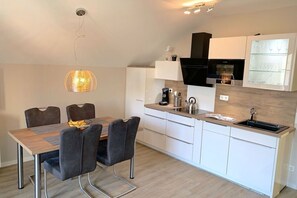 Réfrigérateur, micro-ondes, plaque de cuisson, lave-vaisselle