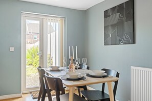 Dining - Charming 3-bedroom house with AC and WiFi in lovely Nottingham (Nottingham)