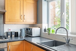 Microwave, oven, stovetop - Charming 3-bedroom house with AC and WiFi in lovely Nottingham (Nottingham)