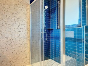 Shower, towels, soap, shampoo - Chalet Béli - Montriond - Centre village (Montriond)