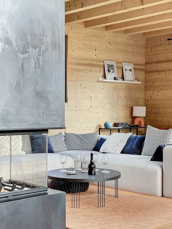 Televisión y chimenea 