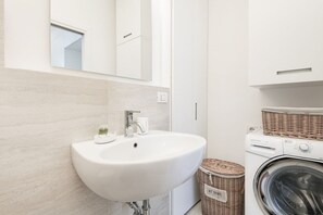 Shower, hair dryer, bidet, towels