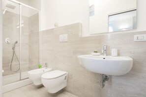 Doccia, asciugacapelli, bidet, asciugamani