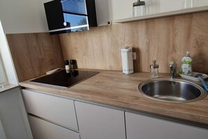 Frigorifero, microonde, forno, piano cottura