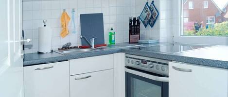 Een koelkast, een magnetron, een oven, een kookplaat