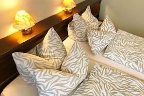 1 slaapkamer, een strijkplank/strijkijzer, gratis wifi, beddengoed