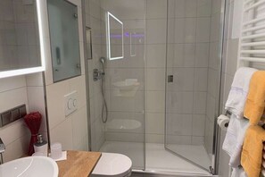 Kostenlose Toilettenartikel, Haartrockner, Bademäntel