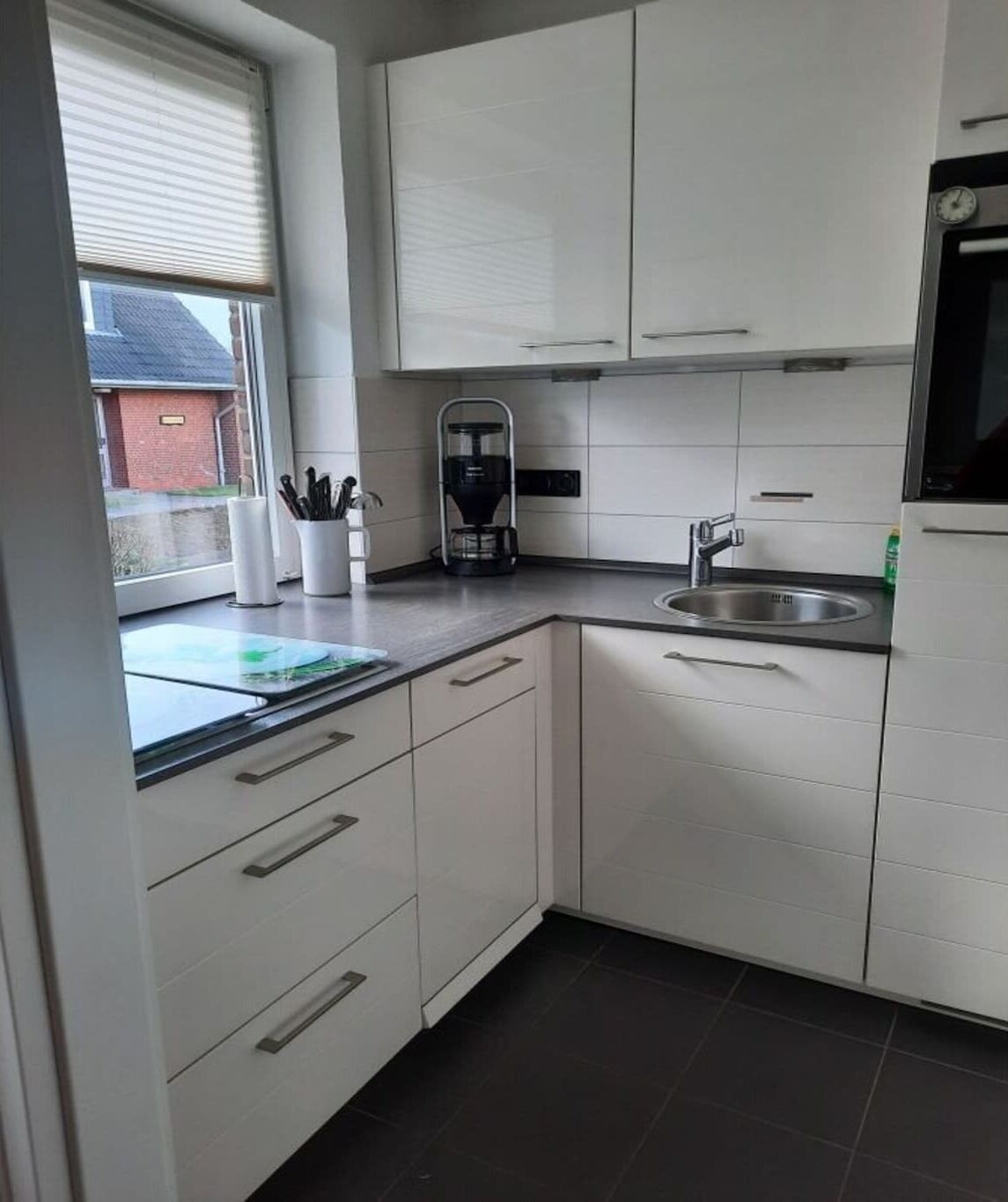 Kokeplater, oppvaskmaskin, kaffetrakter/tekoker og brødrister