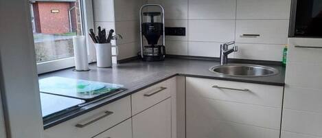 Kokeplater, oppvaskmaskin, kaffetrakter/tekoker og brødrister