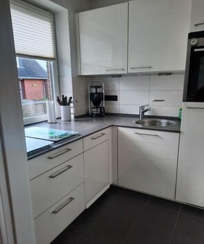 Liesi, astianpesukone, kahvin-/teenkeitin, leivänpaahdin