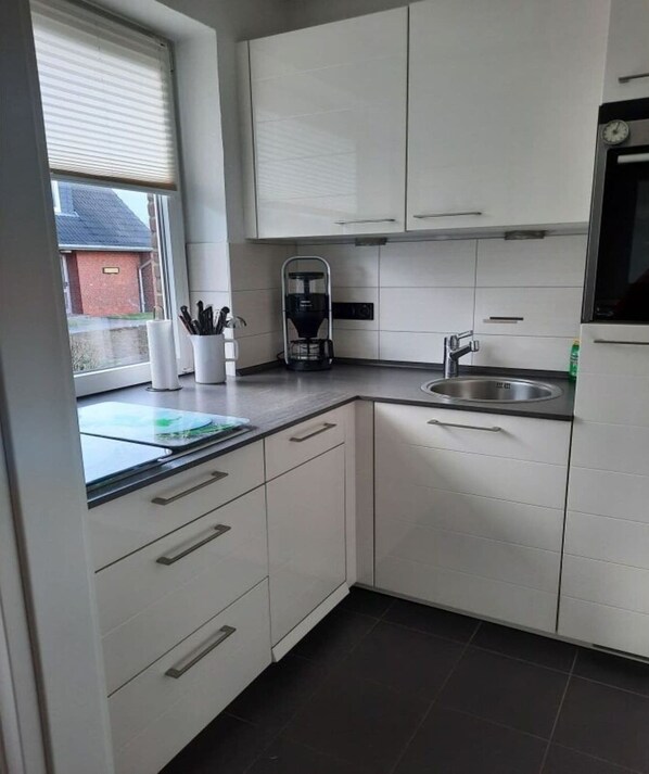 Stovetop, dishwasher, coffee/tea maker, toaster