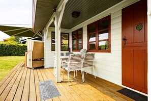 Outdoor dining - Flintholmhus on the Baltic Sea beach (Steinberg)
