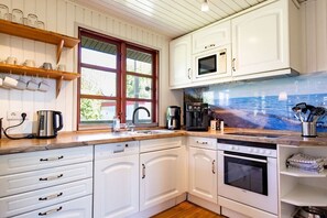 Fridge, microwave, oven, stovetop - Flintholmhus on the Baltic Sea beach (Steinberg)