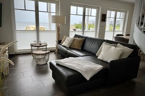 Smart TV, chimenea, libros y estéreo 