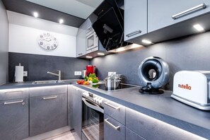 Kjøleskap, mikrobølgeovn, ovn og kokeplater