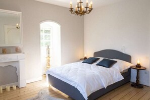 6 slaapkamers, een bureau, een strijkplank/strijkijzer, gratis wifi
